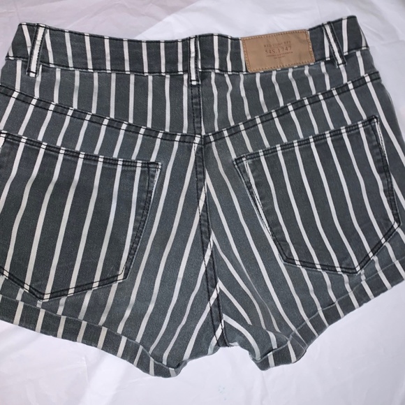 H&M striped black and white high waisted shorts - Picture 2 of 3